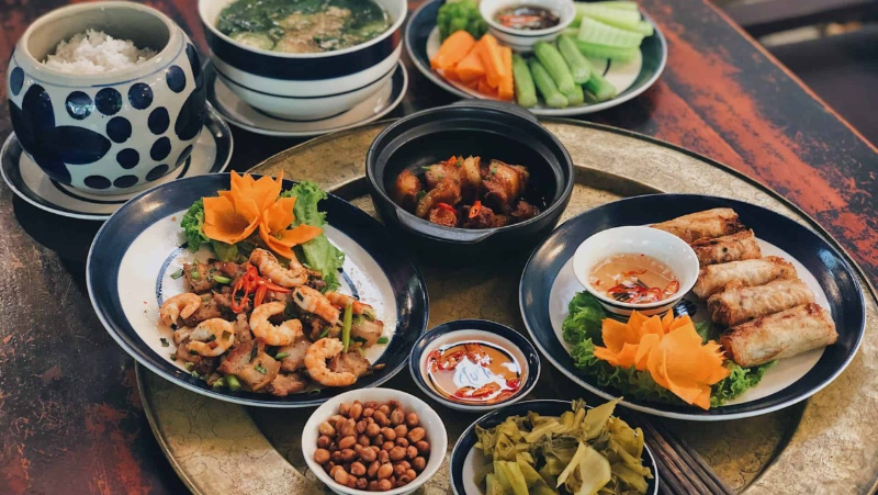 Mâm cơm mâm đồng truyền thống nhiều món hấp dẫn tại quán ăn ngon phường Tân Hòa