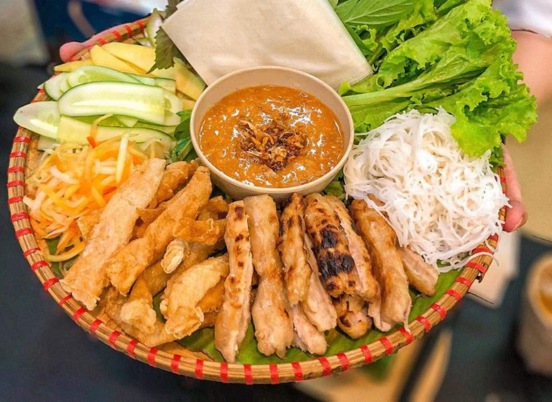 Mẹt nem nướng Nha Trang đầy đặn kèm rau sống và nước chấm