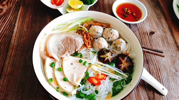 Top 15 địa chỉ ăn uống ngon tại phường Tân Hòa đáng trải nghiệm Tô bún mọc giò chả nấm hương nước dùng thanh ngọt