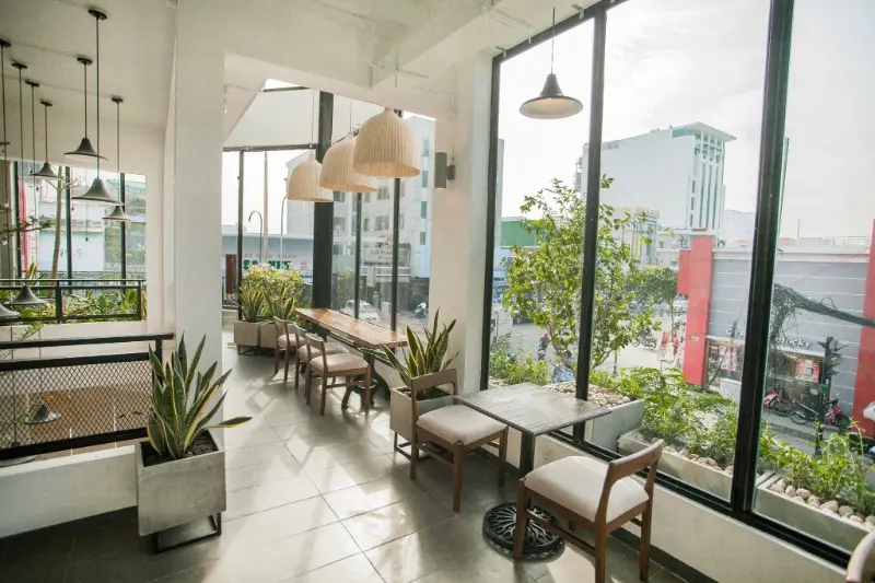 Thư giãn ngắm phố xá qua khung cửa kính ngập nắng tại The Coffee House Lũy Bán Bích – điểm dừng chân lý tưởng khi bạn chưa biết chơi gì ở phường Tân Phú.