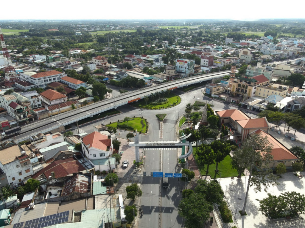 Quỹ đất rộng lớn kết hợp mạng lưới giao thông liên tỉnh mang lại không gian sống thoáng đãng và tiềm năng giãn dân bền vững