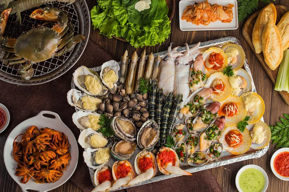 Top 10 quán ăn ngon phường Bình Đông mới nhất Mâm hải sản tươi sống gồm hàu nướng phô mai mực sò điệp