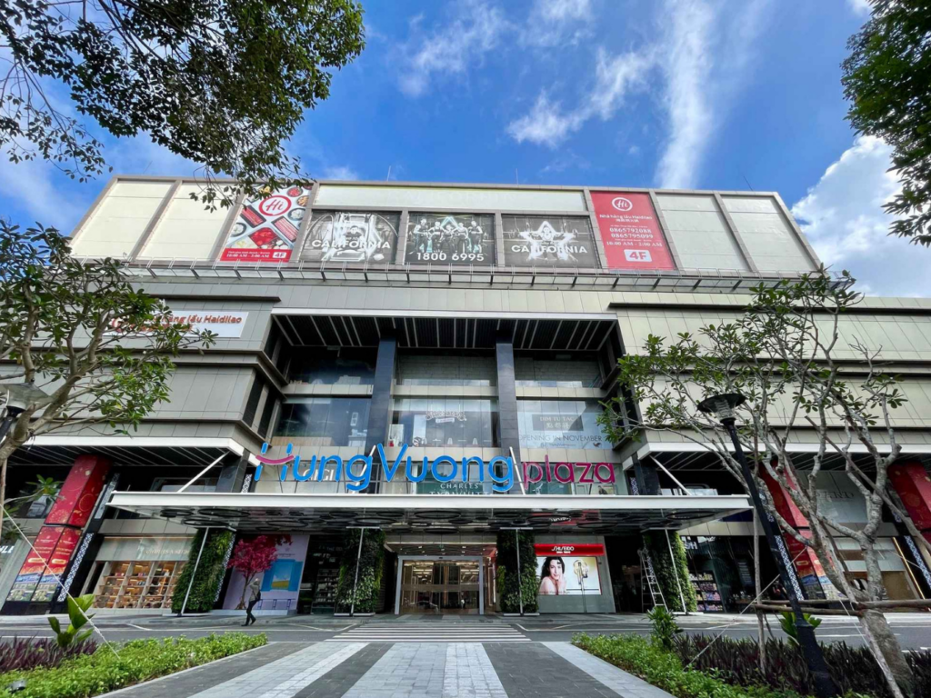 Hùng Vương Plaza là tổ hợp mua sắm, ẩm thực và giải trí hiện đại thu hút đông đảo cư dân Quận 5