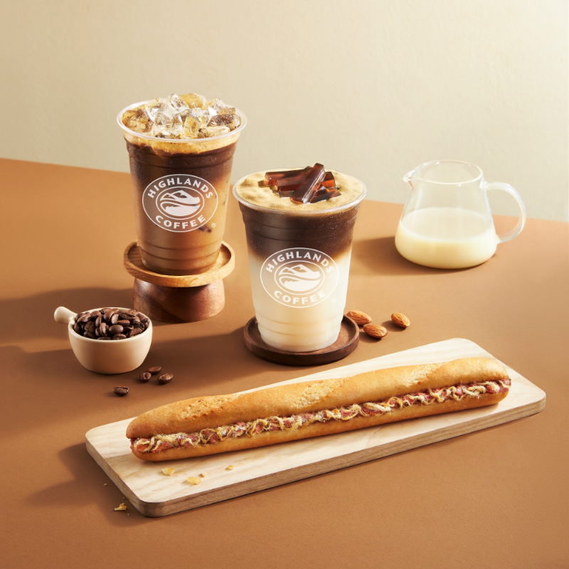 Hai ly cà phê Highlands Coffee kèm bánh mì que giòn rụm