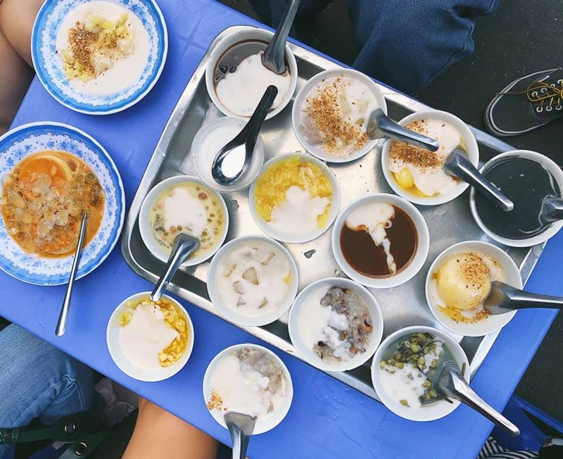 Mâm chè nhiều loại đầy màu sắc hấp dẫn tại quán ăn vặt vỉa hè