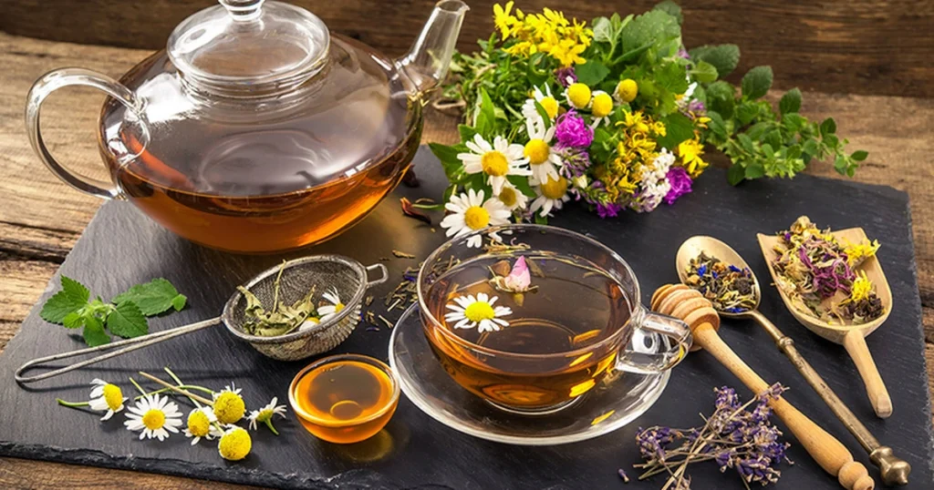 Thưởng thức trà hoa cúc thảo mộc thanh mát tại quán cafe phường An Hội Tây