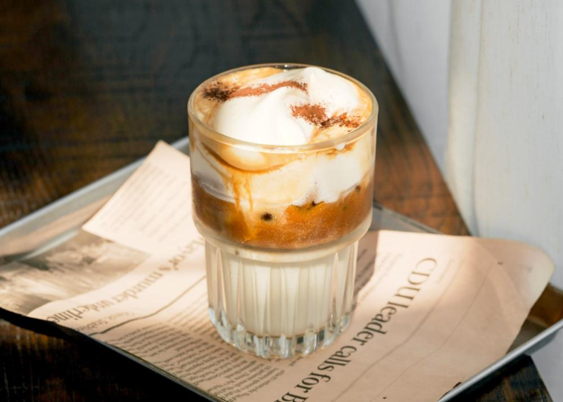 Ly cà phê muối kèm lớp kem béo ngậy phủ bột ca cao tại quán cafe