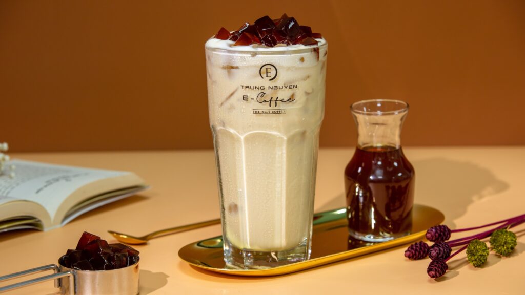 Ly trà sữa thạch cà phê của thương hiệu Trung Nguyên E-Coffee đặt trên khay mạ vàng