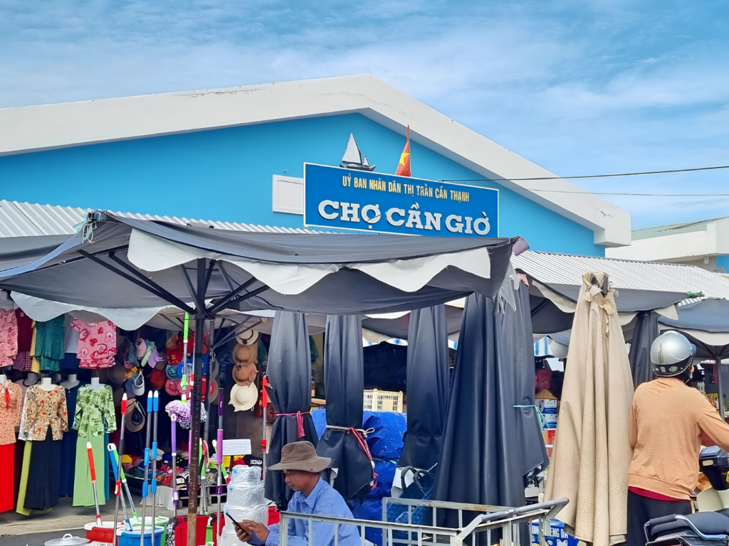 Hệ thống chợ truyền thống như chợ Cần Giờ đóng vai trò cốt lõi trong việc đáp ứng nhu cầu nhu yếu phẩm hàng ngày của cư dân