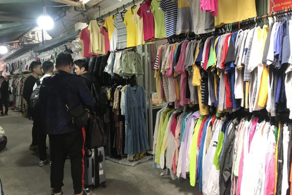 Các cửa hàng nằm trong hẻm giá thành rẻ hơn cho sinh viên