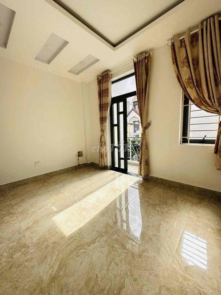 Phân tích ưu, nhược điểm giữa nhà hẻm tại Quận 12 và nhà mặt tiền tại Hóc Môn khi có cùng ngân sách thuê.