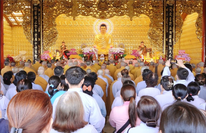 Đông đảo Phật tử và người dân thành kính bái Phật trước bức tượng Phật Tổ màu vàng uy nghiêm lộng lẫy