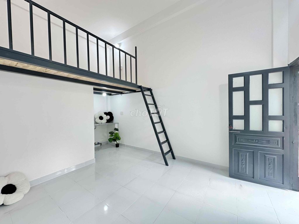 Bảng tổng hợp các khác biệt về giá thuê, thời gian di chuyển, tiện ích và môi trường sống giữa hai khu vực.