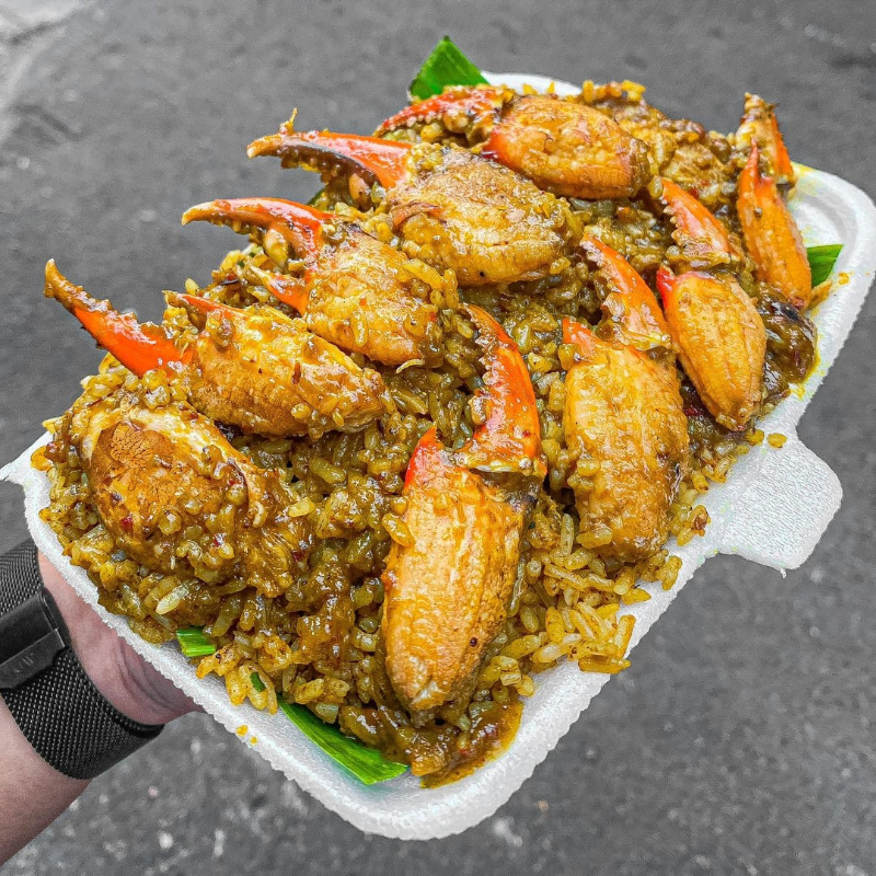 Hộp cơm chiên phủ kín càn cua tươi nướng thơm ngon bắt mắt tại quán Hai Đắc