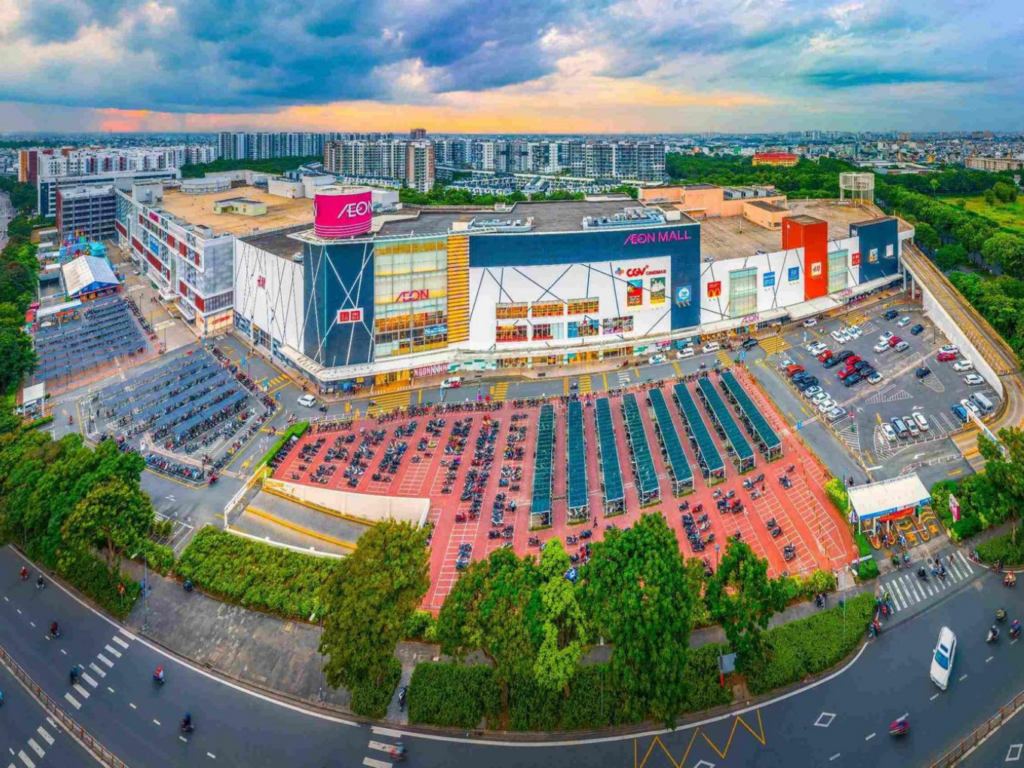 Góc nhìn trên cao toàn cảnh Trung tâm thương mại Aeon Mall Tân Phú Celadon sầm uất với bãi đỗ xe rộng lớn và khu dân cư bao quanh