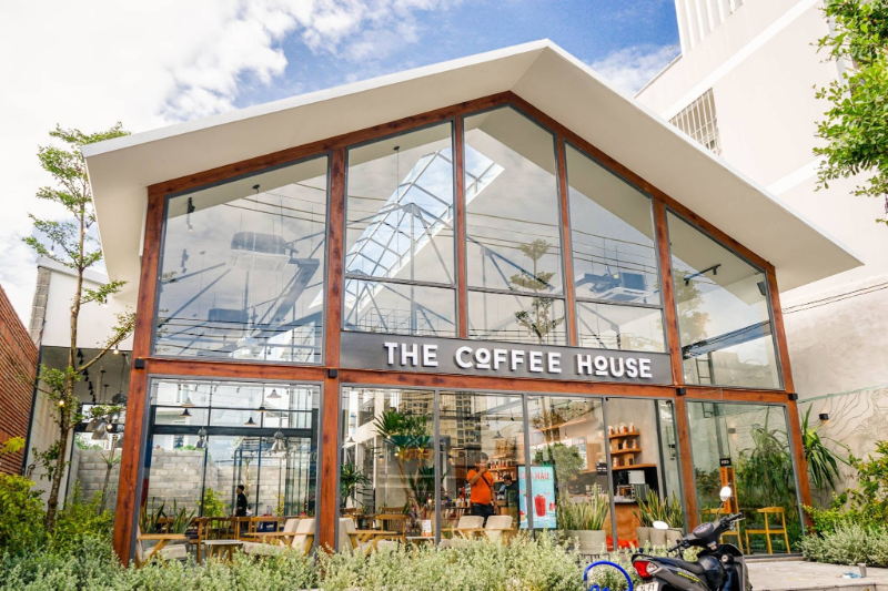 Mặt tiền nhà kính hiện đại và sang trọng của quán The Coffee House