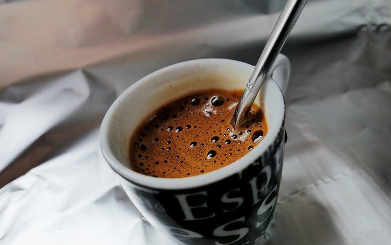Tách cà phê Espresso gốm sứ bốc khói đậm đà với lớp crema vàng óng ả