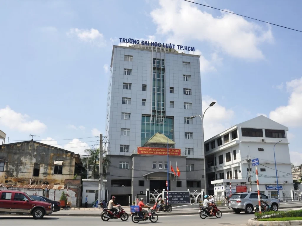 Trường Đại học Luật TP.HCM nằm trên trục Nguyễn Tất Thành gần vị trí dự án