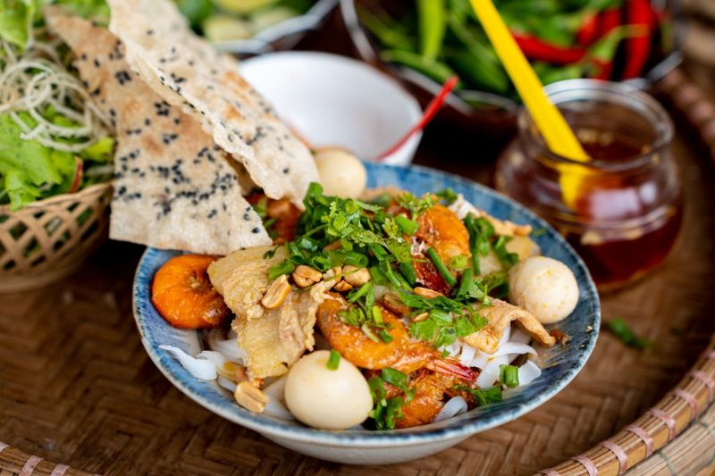 Tô mì Quảng tôm thịt trứng cút đậm đà hương vị