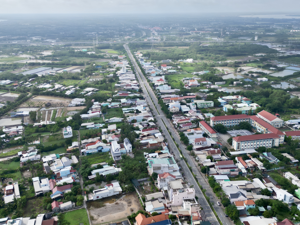 Địa hình bao quanh bởi sông nước mở ra không gian sống trong lành nhưng cũng đặt ra bài toán nâng cấp hạ tầng kết nối vùng trong tương lai