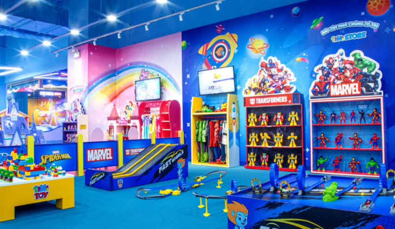 Góc trưng bày đồ chơi Marvel và Transformers tại khu vui chơi tiNiStore rực rỡ sắc màu