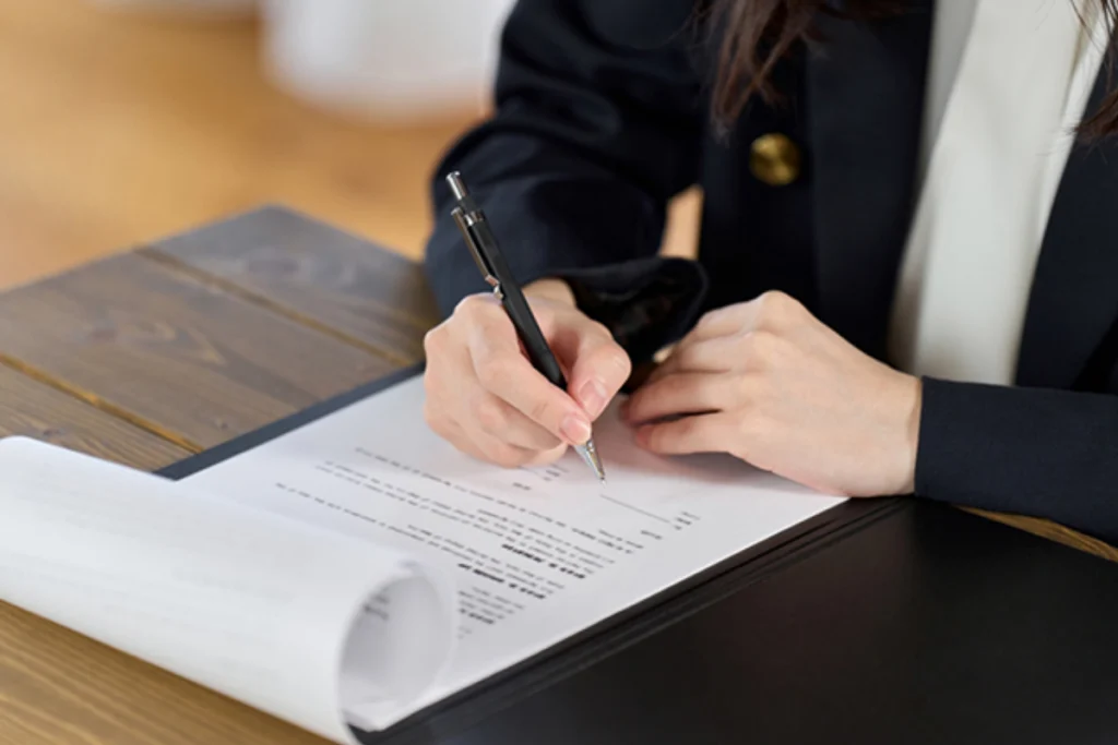 Đọc kỹ các điều khoản hợp đồng