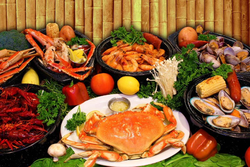 Mâm hải sản với cua, tôm, nghêu, sò và tôm hùm tại nhà hàng hải sản
