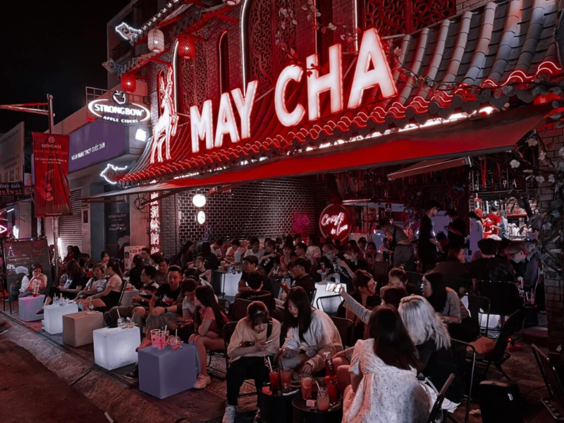 Quán trà sữa Maycha đông đúc trẻ trung về đêm với đèn neon đỏ