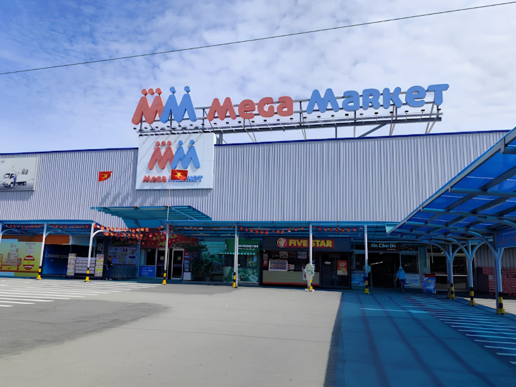 Siêu thị MM Mega Market Hiệp Phú là điểm đến mua sắm nhu yếu phẩm quen thuộc của cư dân địa phương