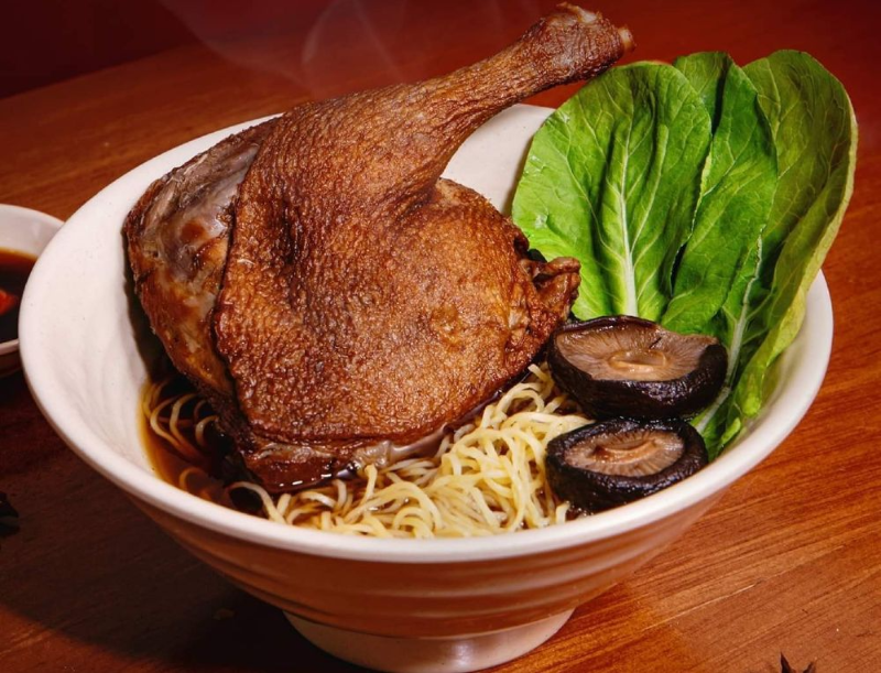 Tô mì vịt tiềm đùi góc tư chiên giòn rượm cùng nấm hương và cải thìa