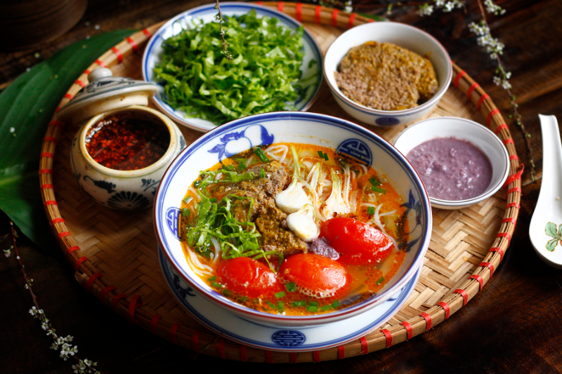 Mẹt bún riêu cua đồng nóng hổi đậm đà hương vị truyền thống