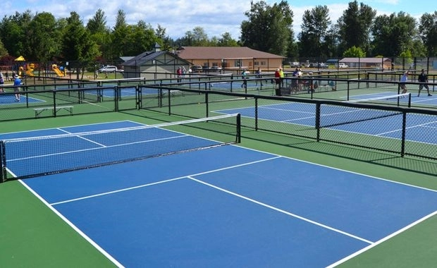 Cụm sân Pickleball ngoài trời hiện đại sơn màu xanh dương nổi bật
