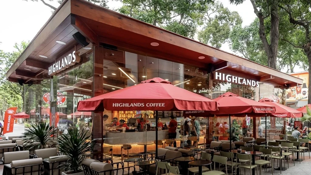 Mặt tiền không gian ngoài trời rộng rãi của Highlands Coffee