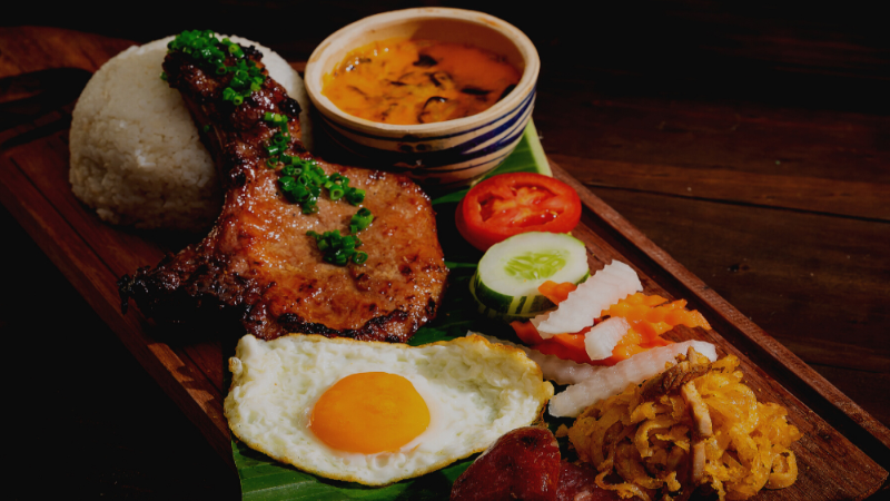Đĩa cơm tấm sườn bì chả truyền thống thơm ngon