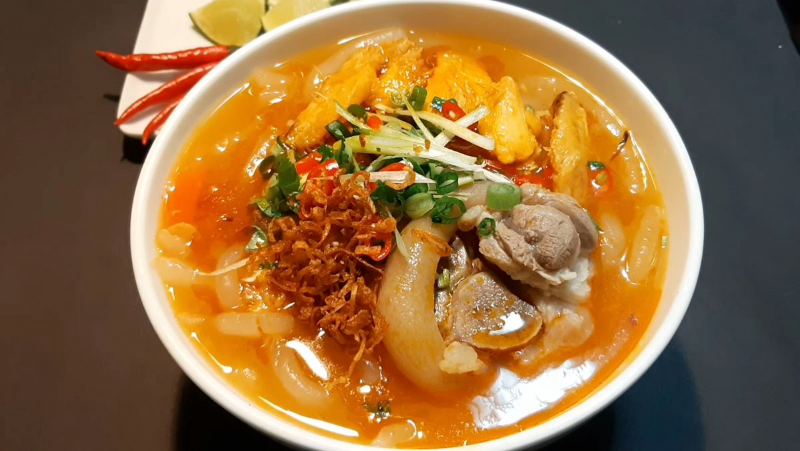Tô bánh canh cua giò heo đậm đà nóng hổi tại hàng