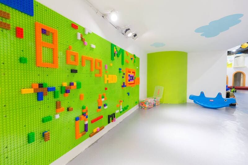 Bức tường xếp hình Lego màu sắc cho bé phát triển trí tuệ khi băn khoăn chơi gì ở phường An Hội Tây