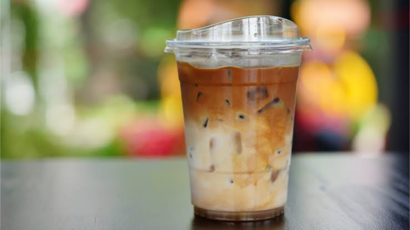 Ly cafe latte đá phân tầng sữa và cà phê thơm ngon
