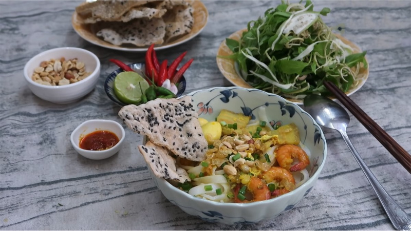 Tô Mì Quảng tôm thịt đậm đà ăn kèm bánh tráng nướng mè đen và rau sống tươi xanh