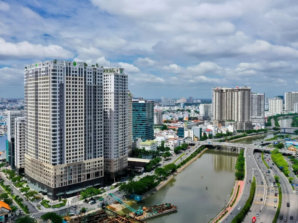 Hạ tầng giao thông kết nối đồng bộ và tầm nhìn thông thoáng hướng về trung tâm Quận 1 của khu vực