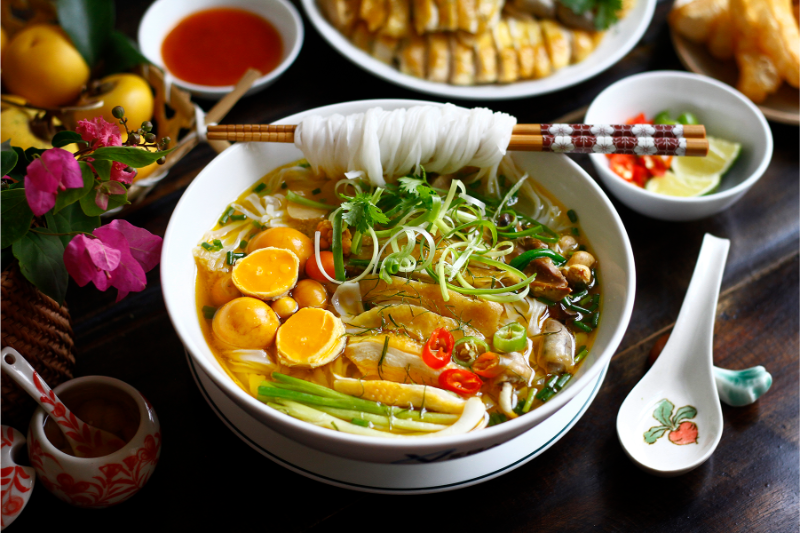 Tô bún đùi gà xé kèm trứng non vàng ươm và lòng mề siêu hấp dẫn