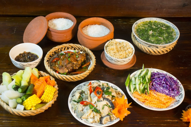 Set cơm niêu Việt Nam đậm chất quê nhà ở quán ăn ngon phường Tân Hòa