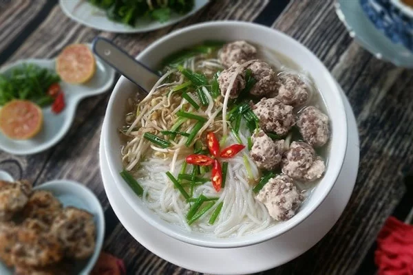 Tô bún mọc sườn mọc viên nóng hổi tại quán ăn ngon phường Bình Đông