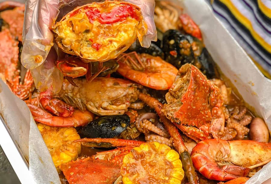 Khay hải sản sốt Cajun gồm tôm, cua, nghêu và bắp tại nhà hàng Xô Cajun.