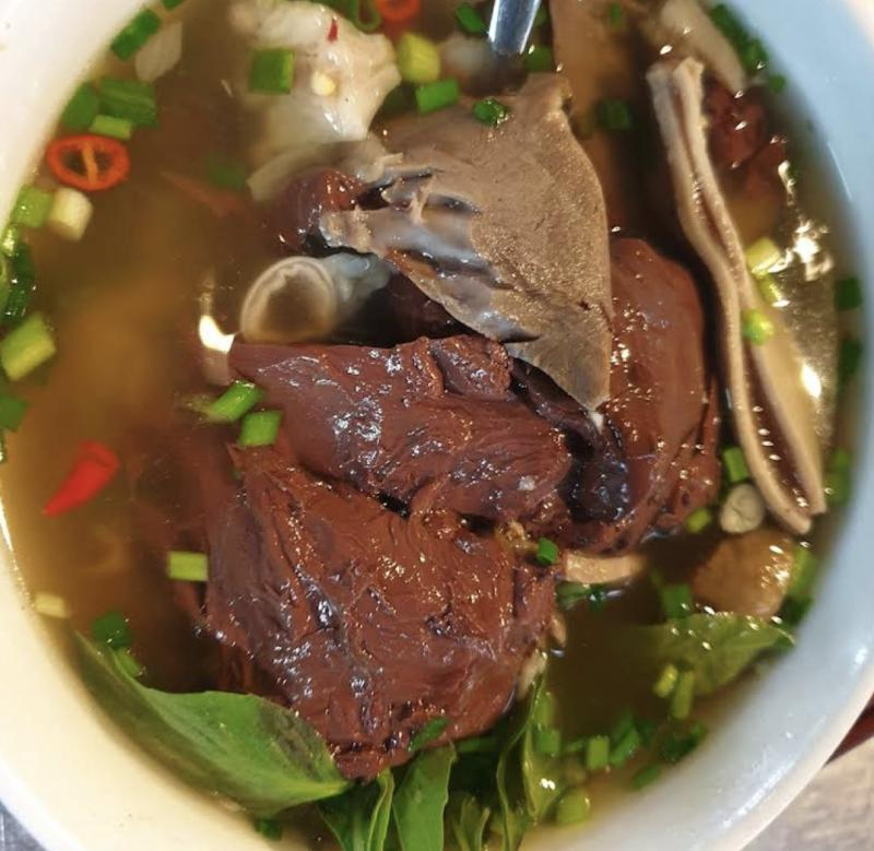 Tô huyết và nội tạng nóng hổi rắc hành lá tươi ngon