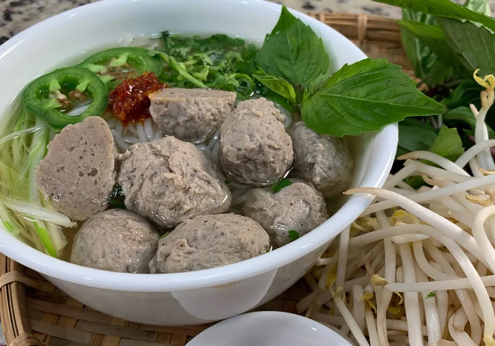 Tô phở bò viên đậm đà với nhiều bò viên gân dai giòn