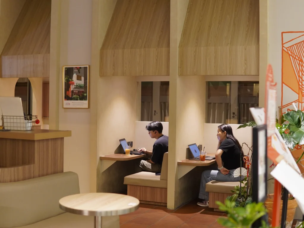 Không gian yên tĩnh của quán cafe phường Cầu Kiệu với khu vực ngồi riêng, phù hợp học tập và làm việc.