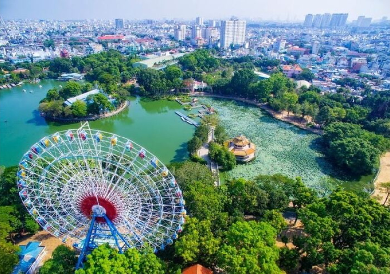 Chơi gì ở phường Hòa Bình? 15 điểm vui chơi nổi bật nên ghé Toàn cảnh đu quay đứng khổng lồ và hồ nước xanh mát tại Công viên văn hóa Đầm Sen