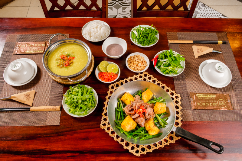 Set chả cá Lã Vọng thơm lừng chuẩn vị trên bàn ăn quán ăn ngon