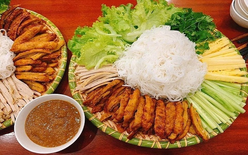 Mẹt nem nướng Nha Trang với nem nướng, dưa leo, rau xoài và chén nước chấm hấp dẫn
