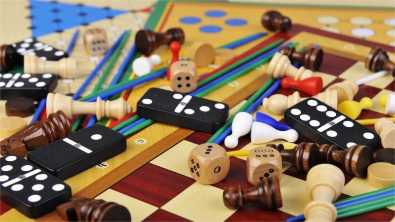 Các bộ board game cờ vua, domino và xúc xắc thú vị khi giải trí